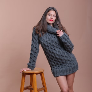 Sperriger grauer übergroßer Wollpullover mit riesigem warmen Rollkragen, Honeycomb handgestrickter Wollpullover