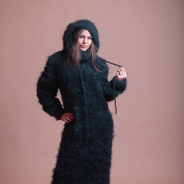 Mohair Kleid mit Kapuze, Schwarz Flauschiges Pullover Kleid, Hoodie Übergröße, Rollkragen Kleid, Langes Grobstrick-Pullover, Warmes Winterkleid, Fuzzy Frauen Kleid