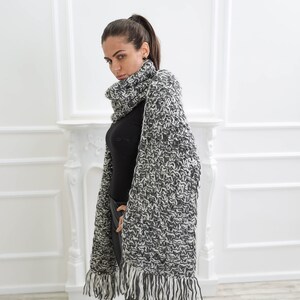 Chunky knit Melange Wool Scarf , Thick crochet wool skarf , Super long black and cream skarf image 3