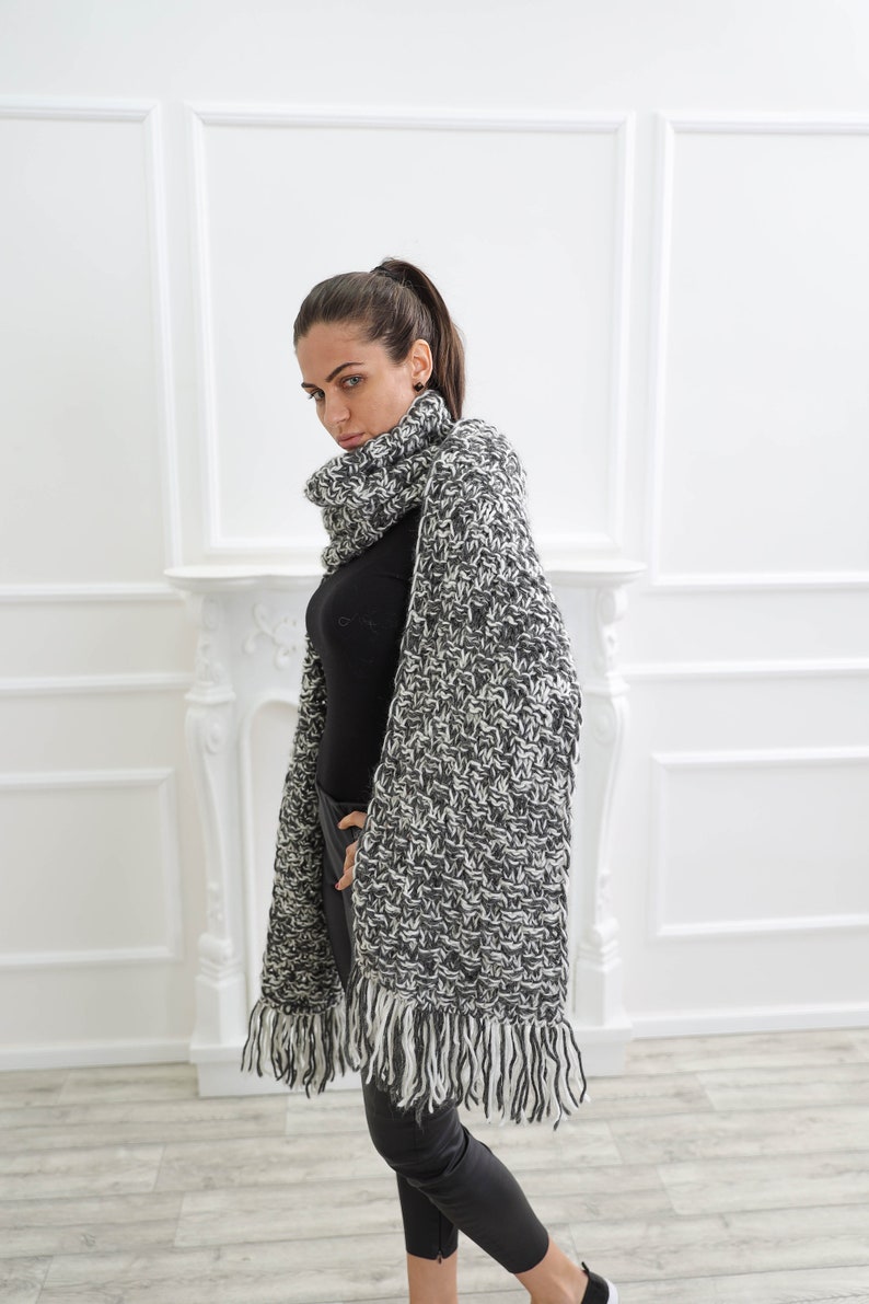 Chunky knit Melange Wool Scarf , Thick crochet wool skarf , Super long black and cream skarf image 3