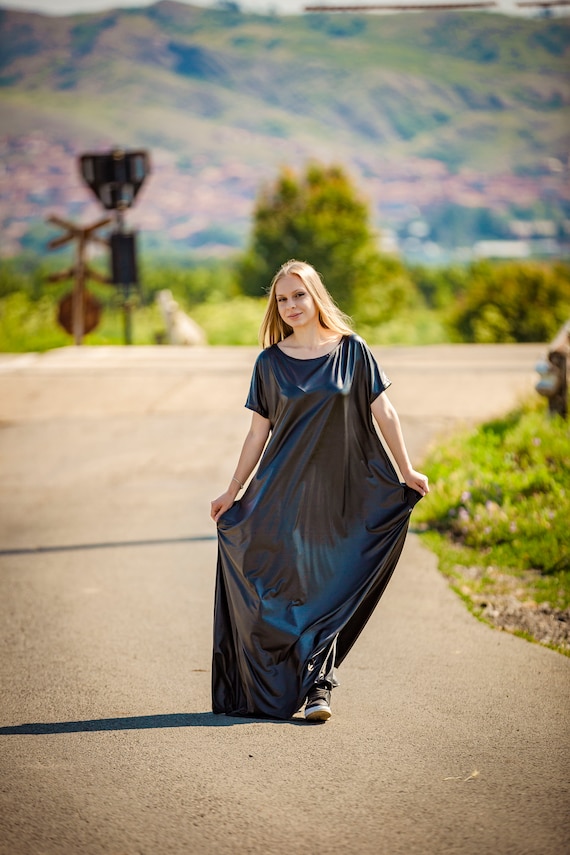 haspel Geschatte Nat Zwarte latex jurk met korte mouwen verkrijgbaar in grote maten - Etsy  Nederland