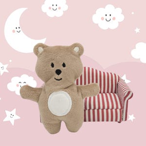 Op de afbeelding: Een bruine teddybeer met een witte cirkel op zijn borst zit op een rood-wit gestreepte bank. De bank heeft een gebogen rugleuning en staat op een roze achtergrond.