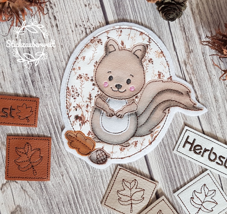 Button plus Label Stick File DoodleApplication Embroidery Pattern  Embroidery Motif in 4 Sizes 13x18 15x24 18x28 20x28 Set Squirrel2