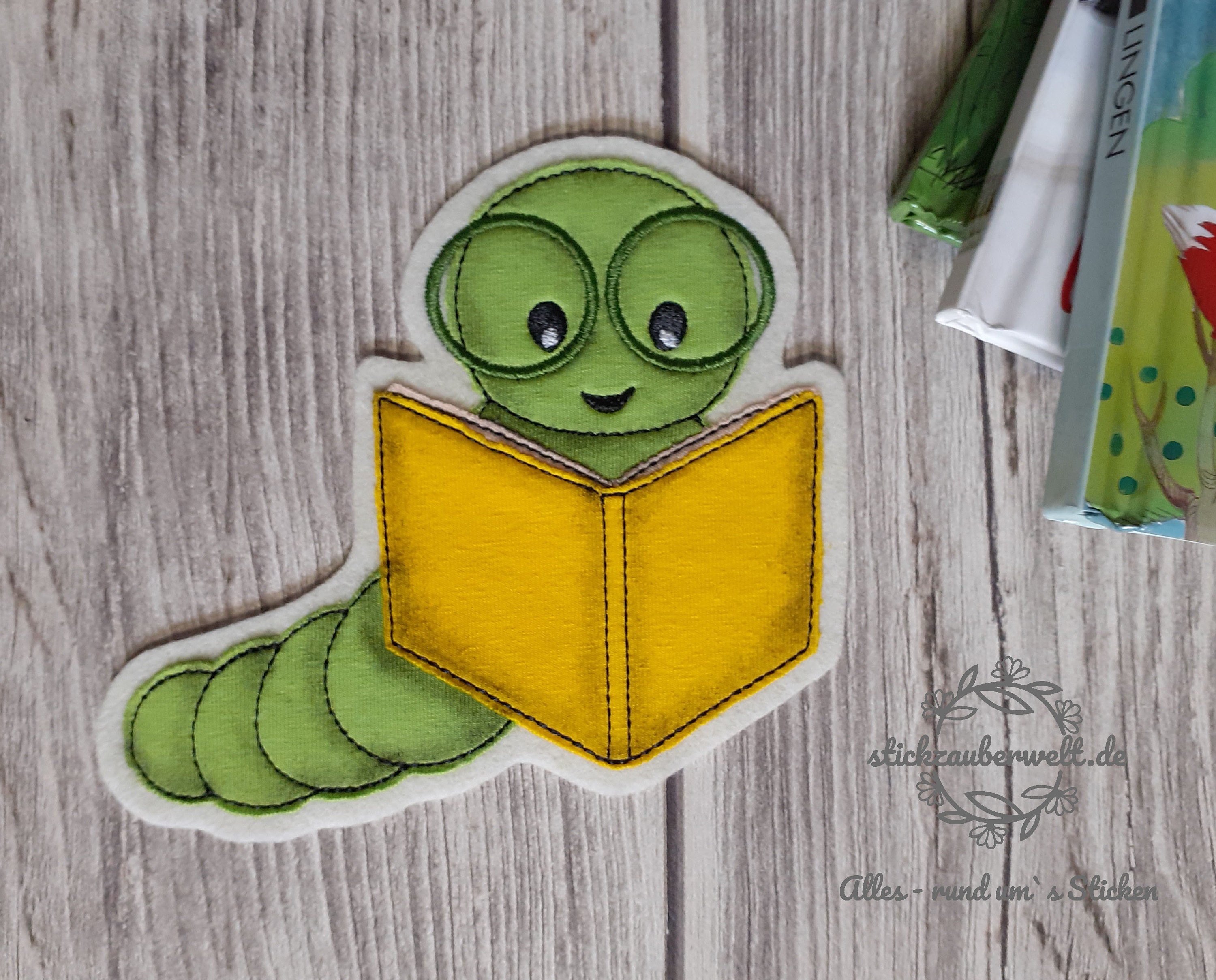 b-cher-lese-wurm-stickdatei-doodle-applikation-stickmuster
