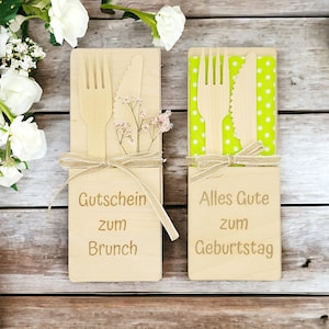 Könnte beinhalten: Zwei Holzgeschenkkarten mit einem Satz Holzbesteck darauf. Die linke Karte sagt "Gutschein zum Brunch" und die rechte Karte sagt "Alles Gute zum Geburtstag".