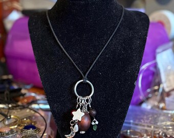 Collar con dije de bosque único - hecho a mano