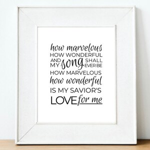 Op de afbeelding: Zwart-witte printbare wandkunst met een citaat dat luidt: "how marvelous HOW WONDERFUL AND SHALL EVER BE MY song HOW MARVELOUS how wonderful IS MY SAVIOR'S LOVE for me"