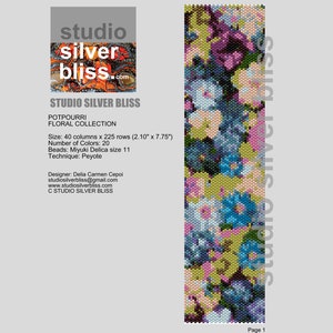 Pode incluir: Um design floral vertical com flores azuis, rosas, amarelas e verdes. O design é feito com pequenas contas, com o texto "STUDIO SILVER BLISS". Dimensões: 5,3 cm x 19,7 cm.