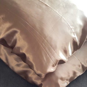 Reversible satin pillowcase