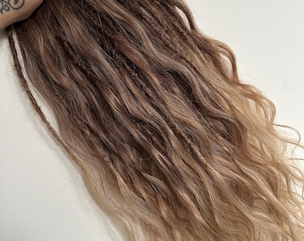Dreadlocks ombrées brun-blond bouclées, dreads bohèmes souples, extensions de dreads synthétiques d'aspect naturel, dreads bouclées, locs ondulées