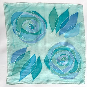 Alva May: sciarpa di seta quadrata fiorita in blu e verde acqua, rose moderne, avvolgimento di capelli di seta, sciarpa batik dipinta a mano, regalo bestie carino