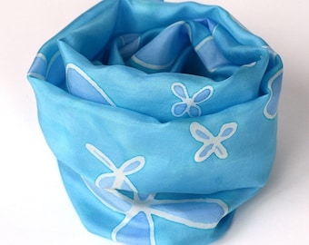 Josie: Geblümter Batik-Schal, handbemalt hellblau auf hellerem Blau mit Borte, geblümter blauer Seidenschal