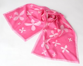 Josie: foulard en soie batik peint à la main, fleurs roses sur rose avec bordure, floral, cadeau pour elle, Saint-Valentin