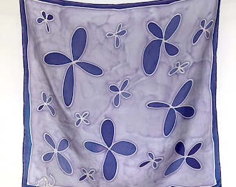 Josie : Foulard en soie carré fleuri fantaisiste en violets lilas, fleurs modernes, enveloppement de cheveux en soie