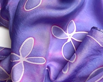 Josie : Écharpe en soie carrée fleurie fantaisiste dans les violets, fleurs modernes, enveloppement de cheveux en soie