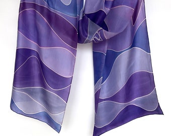 Jenny: ondas moradas pintadas a mano sobre envoltura de seda