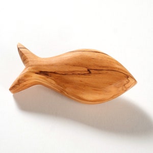Portafortuna a forma di pesce in legno d'ulivo, antistress, regalo per battesimo, regalo per figlioccio, fatto a mano con bellissime venature