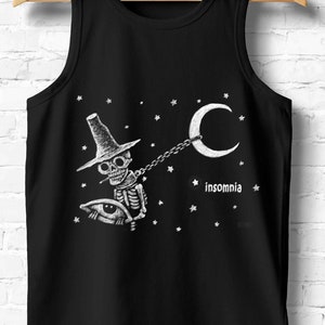 Könnte beinhalten: Schwarzes Tanktop mit einer weißen Grafik eines Skeletts mit Hexenhut, das an einem Halbmond gefesselt ist. Das Wort "insomnia" ist weiß gedruckt. Das Design beinhaltet Sterne und ein Auge.
