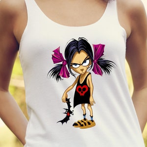 Puede incluir: Camiseta blanca de tirantes con una ilustraci&oacute;n de dibujos animados de una ni&ntilde;a con cabello negro, lazos rosas y un vestido negro con un coraz&oacute;n rojo y un dise&ntilde;o de calavera. Ella sostiene un murci&eacute;lago negro.