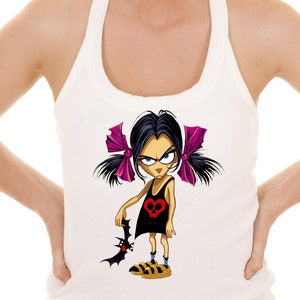 Puede incluir: Camiseta blanca de tirantes con una ilustraci&oacute;n de dibujos animados de una ni&ntilde;a con cabello negro, lazos rosas y un vestido negro con un dise&ntilde;o de calavera roja y coraz&oacute;n. Ella sostiene un murci&eacute;lago negro.