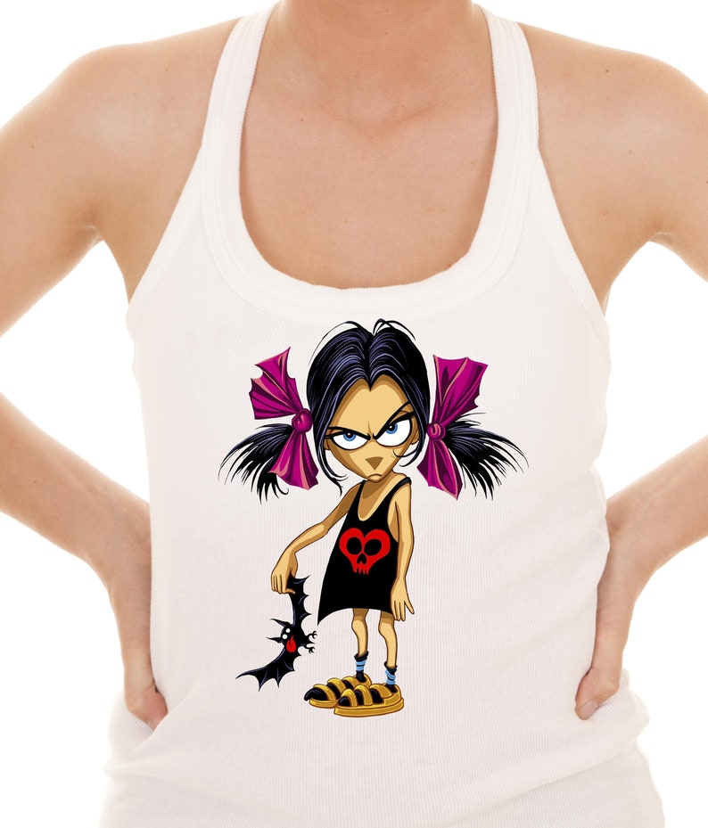 Puede incluir: Camiseta blanca de tirantes con una ilustraci&oacute;n de dibujos animados de una ni&ntilde;a con cabello negro, lazos rosas y un vestido negro con un dise&ntilde;o de calavera roja y coraz&oacute;n. Ella sostiene un murci&eacute;lago negro.