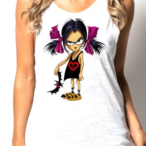 Puede incluir: Camiseta blanca de tirantes con una imagen de dibujos animados de una ni&ntilde;a con cabello negro, que lleva un vestido negro con un dise&ntilde;o de coraz&oacute;n rojo y calavera, sosteniendo un bate. Tiene lazos rosas en el pelo y lleva calcetines a rayas azules y blancas y sandalias marrones.
