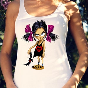 Puede incluir: Camiseta blanca de tirantes con una ilustraci&oacute;n de dibujos animados de una ni&ntilde;a con coletas moradas que sostiene un bate. La ni&ntilde;a lleva un vestido negro con un coraz&oacute;n rojo y un dise&ntilde;o de calavera.