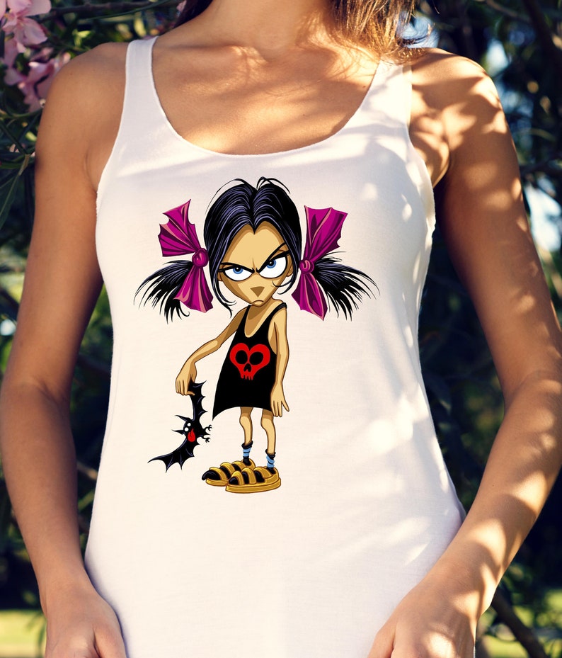 Puede incluir: Camiseta blanca de tirantes con una ilustraci&oacute;n de dibujos animados de una ni&ntilde;a con coletas moradas que sostiene un bate. La ni&ntilde;a lleva un vestido negro con un coraz&oacute;n rojo y un dise&ntilde;o de calavera.