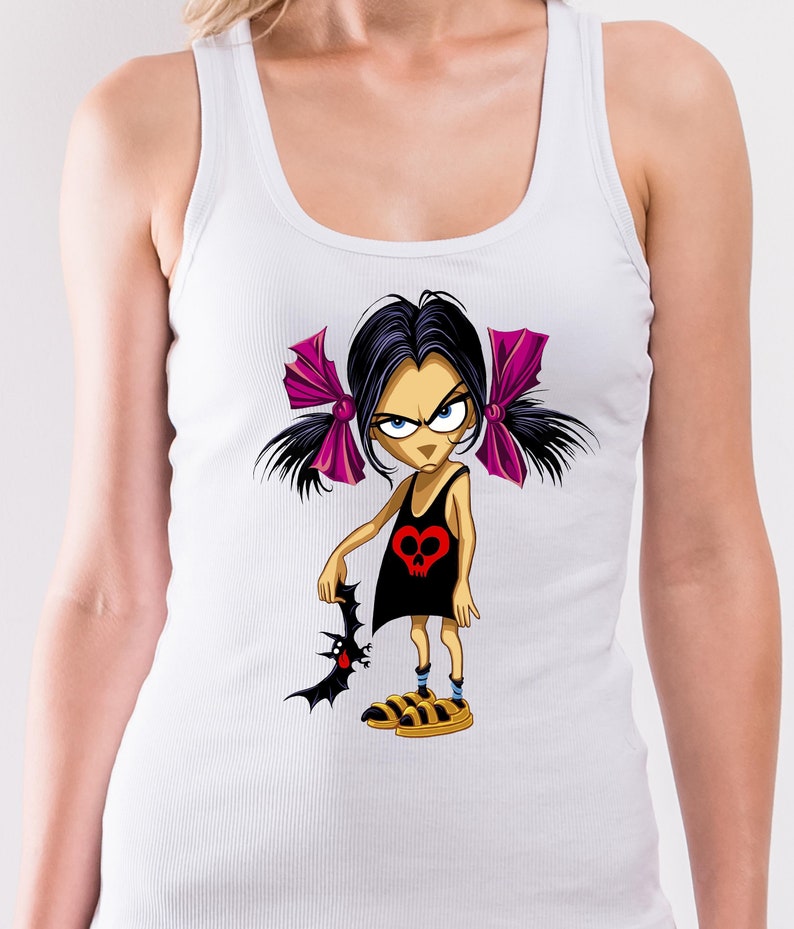 Puede incluir: Camiseta blanca de tirantes con una ilustraci&oacute;n de dibujos animados de una ni&ntilde;a con cabello negro, lazos rosas y un vestido negro con un dise&ntilde;o de calavera roja y coraz&oacute;n. La ni&ntilde;a sostiene un murci&eacute;lago negro.