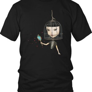 K&ouml;nnte beinhalten: Ein schwarzes T-Shirt mit einem Motiv einer Person mit einem K&auml;fig &uuml;ber dem Kopf, die einen Spiegel h&auml;lt. Die Person tr&auml;gt ein gestreiftes Hemd und hat eine wei&szlig;e Maske auf dem Gesicht. Rote Bl&uuml;tenbl&auml;tter fallen um sie herum.