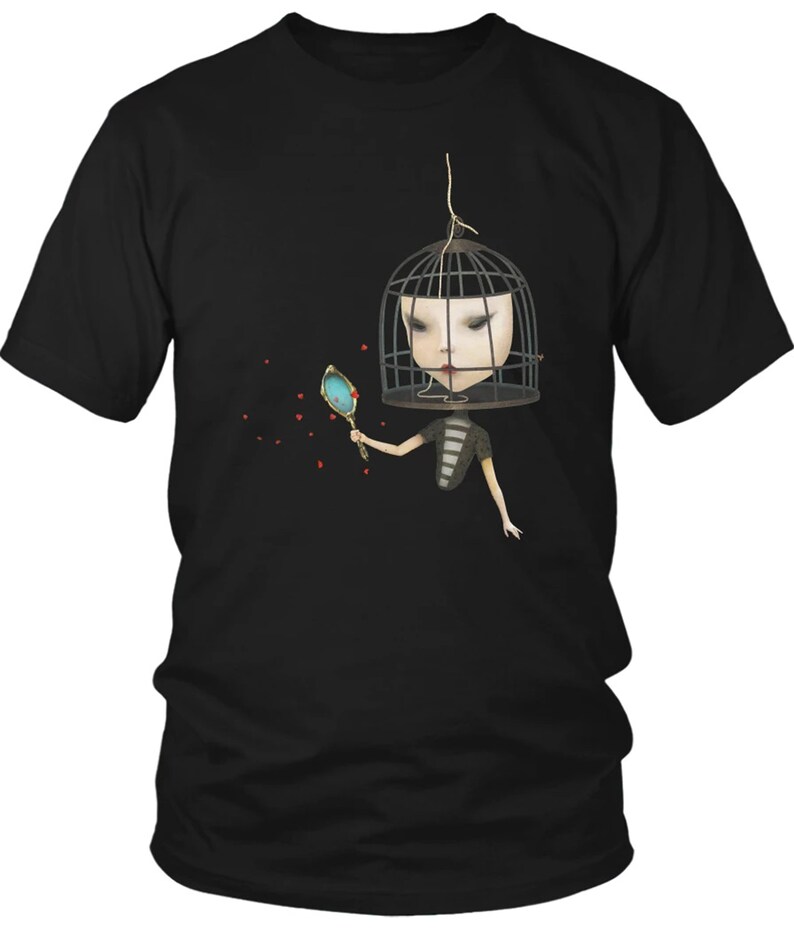 K&ouml;nnte beinhalten: Ein schwarzes T-Shirt mit einem Motiv einer Person mit einem K&auml;fig &uuml;ber dem Kopf, die einen Spiegel h&auml;lt. Die Person tr&auml;gt ein gestreiftes Hemd und hat eine wei&szlig;e Maske auf dem Gesicht. Rote Bl&uuml;tenbl&auml;tter fallen um sie herum.