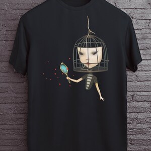 K&ouml;nnte beinhalten: Schwarzes T-Shirt mit einem Motiv einer Person mit einem Vogelk&auml;fig &uuml;ber dem Kopf, die einen Spiegel h&auml;lt. Die Person tr&auml;gt ein gestreiftes Hemd und rote Herzen fallen um sie herum.