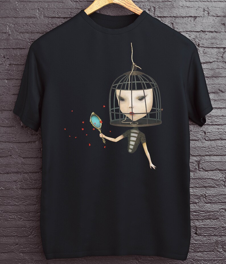 K&ouml;nnte beinhalten: Schwarzes T-Shirt mit einem Motiv einer Person mit einem Vogelk&auml;fig &uuml;ber dem Kopf, die einen Spiegel h&auml;lt. Die Person tr&auml;gt ein gestreiftes Hemd und rote Herzen fallen um sie herum.