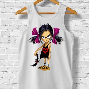 Puede incluir: Camiseta blanca de tirantes con un estampado gr&aacute;fico de una ni&ntilde;a de dibujos animados con lazos rosas en el pelo, que lleva un vestido negro con un coraz&oacute;n rojo y un dise&ntilde;o de calavera, sosteniendo un murci&eacute;lago negro.