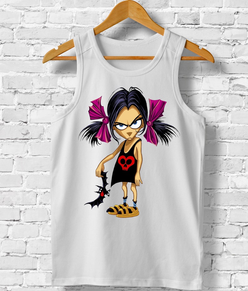 Puede incluir: Camiseta blanca de tirantes con un estampado gr&aacute;fico de una ni&ntilde;a de dibujos animados con lazos rosas en el pelo, que lleva un vestido negro con un coraz&oacute;n rojo y un dise&ntilde;o de calavera, sosteniendo un murci&eacute;lago negro.