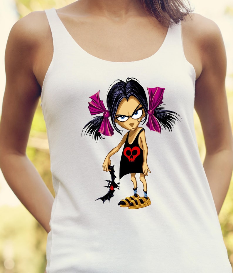 Puede incluir: Camiseta blanca de tirantes con una ilustraci&oacute;n de dibujos animados de una ni&ntilde;a con cabello negro, lazos rosas y un vestido negro con un coraz&oacute;n rojo y un dise&ntilde;o de calavera. Ella sostiene un murci&eacute;lago negro.
