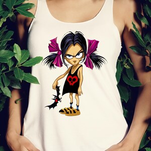 Puede incluir: Una camiseta sin mangas blanca con una ilustraci&oacute;n de dibujos animados de una ni&ntilde;a con cabello negro, lazos rosas y un vestido negro con un coraz&oacute;n rojo y un dise&ntilde;o de calavera. Ella sostiene un murci&eacute;lago negro en su mano y lleva sandalias amarillas.