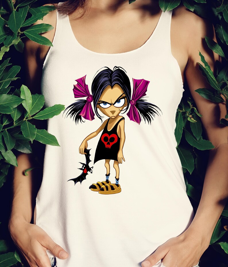 Puede incluir: Una camiseta sin mangas blanca con una ilustraci&oacute;n de dibujos animados de una ni&ntilde;a con cabello negro, lazos rosas y un vestido negro con un coraz&oacute;n rojo y un dise&ntilde;o de calavera. Ella sostiene un murci&eacute;lago negro en su mano y lleva sandalias amarillas.