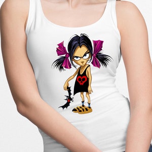 Puede incluir: Una camiseta sin mangas blanca con una ilustraci&oacute;n de dibujos animados de una ni&ntilde;a con cabello negro, lazos rosas y un vestido negro con un dise&ntilde;o de calavera roja y coraz&oacute;n. Ella sostiene un murci&eacute;lago negro en su mano y lleva sandalias amarillas.