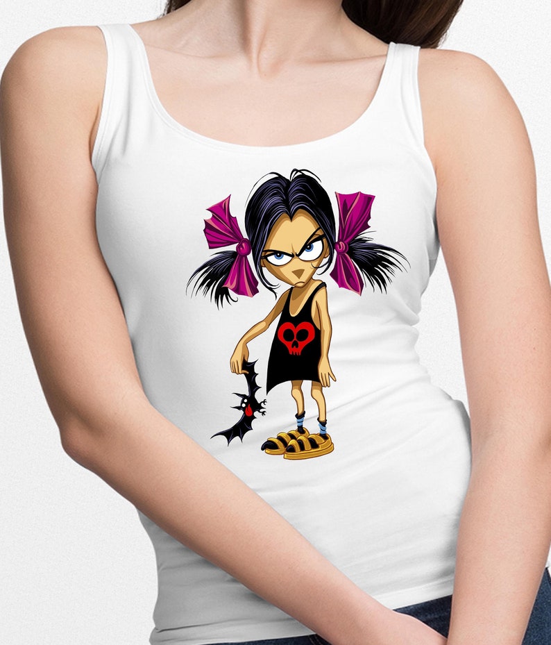 Puede incluir: Una camiseta sin mangas blanca con una ilustraci&oacute;n de dibujos animados de una ni&ntilde;a con cabello negro, lazos rosas y un vestido negro con un dise&ntilde;o de calavera roja y coraz&oacute;n. Ella sostiene un murci&eacute;lago negro en su mano y lleva sandalias amarillas.