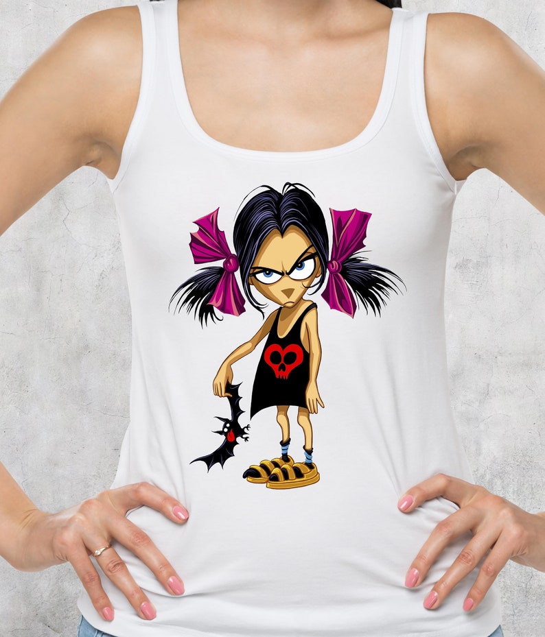 Puede incluir: Camiseta blanca de tirantes con una ilustraci&oacute;n de dibujos animados de una ni&ntilde;a con cabello negro, lazos rosas y un vestido negro con un coraz&oacute;n rojo y un dise&ntilde;o de calavera. Ella sostiene un murci&eacute;lago negro.