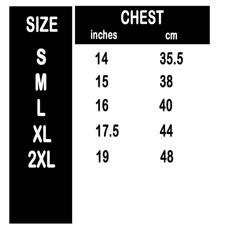Puede incluir: Tabla de tallas que muestra las medidas del pecho en pulgadas y cent&iacute;metros para las tallas S, M, L, XL y 2XL.