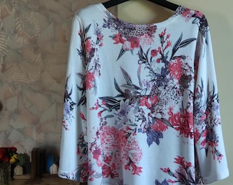 Floral womens blouse 3/4 sleeve v neck at back medium size