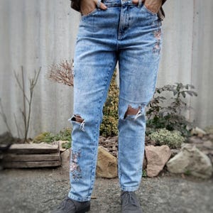 Womens Mom jeans size US 6 blue ripped distressed embroidered flower detail