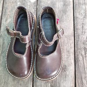 Brown leather Mary Jane shoes by DUCKFEET size US6/ EU36/ UK3