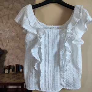Vintage boho cotton white embroidery womens top short sleeve front ruffle size S M