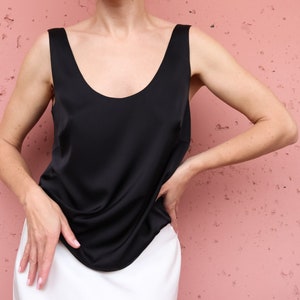 NEU. Tank Top mit breiten Trägern in Satinfarben. Ärmellose seidige Bluse für Damen