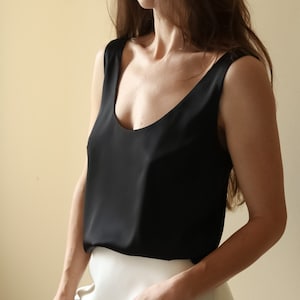 NEU. Tank Top aus Seidensatin mit breiten Trägern in tollen Farben. Ärmellose seidige Bluse für Damen