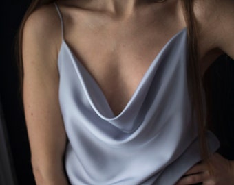 Camisola de satén con cuello vuelto. Top de verano en colores.