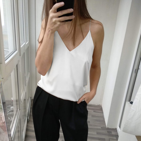 V- Ausschnitt, Satin, Weiß. Seidiges Spaghettiträger Top. Ärmellose weiße Bluse aus Seide.